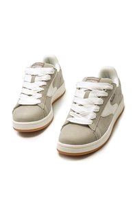 Sneaker beige con lacci bianchi, materiale scamosciato e in pelle, punta arrotondata, collarino imbottito e suola in gomma per una migliore aderenza.