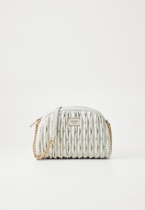 Witte gewatteerde leren handtas met gouden kettingriem, ronde vorm en logo detail aan de voorkant. Voorzien van een ritssluiting en een gestructureerd patroon.