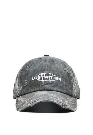 Elhasznált fekete baseballsapka, kopott részletekkel és fehér hímzett felirattal "Lost Within" elöl, valamint absztrakt fehér varrással az oldalak és a karima mentén.