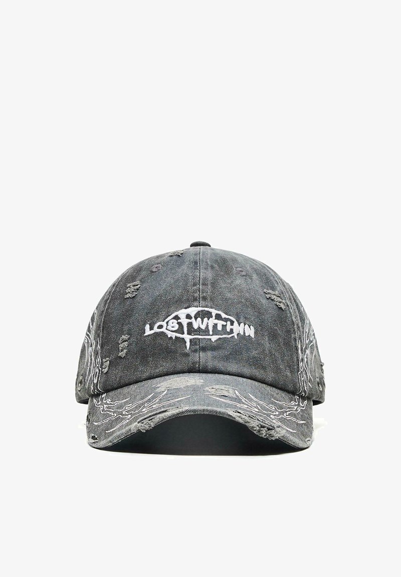 Casquette de baseball noire usée avec des détails usés et un texte brodé en blanc "Lost Within" à l'avant, ainsi que des coutures blanches abstraites sur les côtés et la visière.