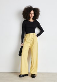 Gestuz PAULA WIDE PANTS - Auduma bikses - dried moss
