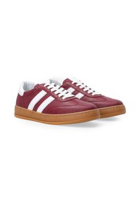 Burgunderfarbene Leder-Sneaker mit weißen Streifen, runder Spitze, weißen Schnürsenkeln und einer sandfarbenen Gummisohle. Glatte Textur mit genähten Akzenten.