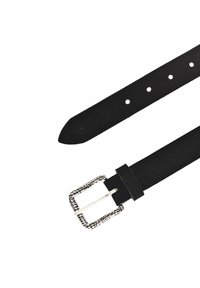 Zwarte leren riem met een gladde textuur, zilveren rechthoekige gesp met een gestructureerd patroon en meerdere insteekgaten langs de band.