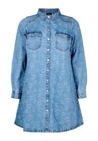 Denim haljina košulja u svijetloplavoj boji s uzorkom srca, dugmad na prednjoj strani, dva džepa na grudima i duge rukave s manžetama.