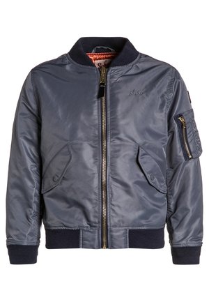 Granatowa kurtka bomberka wykonana z błyszczącego nylonu, z przednim zamkiem błyskawicznym, ściągaczami na mankietach i dwoma bocznymi kieszeniami; posiada kieszeń na rękawie na zamek.