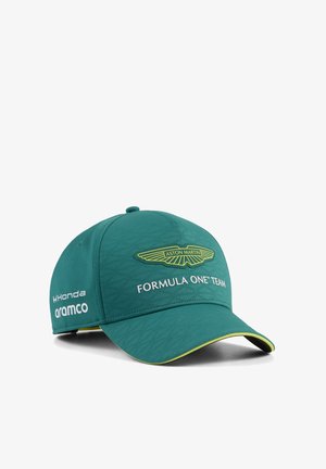 Zielona czapka zespołu Aston Martin Formula One z logo Hondy i Aramco po bokach oraz żółtym obszyciem na daszku.
