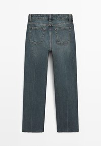 Jeans blu scuro a gamba dritta con due tasche posteriori, passanti per cintura, cuciture visibili e orli grezzi sfrangiati su sfondo bianco.