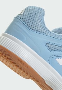 Chaussure de sport bleu clair avec semelle intermédiaire blanche, semelle extérieure en gomme, tige en mesh et logo « ADIDAS » sur la languette du talon.