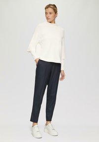 s.Oliver BLACK LABEL LOOSE AUS MIT ÜBERSCHNITTENEN SCHULTERN - Sweatshirt - ecru