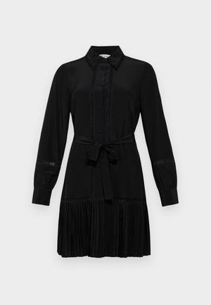 Robe noire avec un col de chemise, des manches longues, un bouton sur le devant et une taille ceintrée. Détails de jupe plissée et accents en dentelle sur les manches.