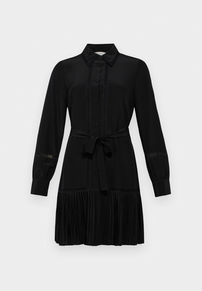 Mustaline kleit särgikaelusega, pikad varrukad, nupuga esiosa ja vöödiga talje. Plepitud seeliku detail ning pitsaktsendid varrukatel.