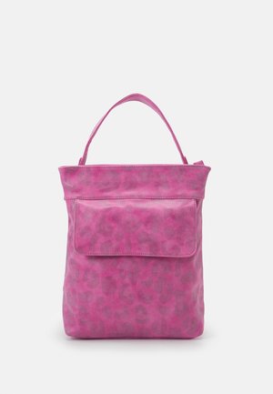 Sac fourre-tout en cuir rose avec un motif léopard discret, une anse supérieure unique et une poche à rabat avant sur un fond clair uni.