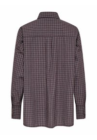 Camisa de manga larga con un patrón de cuadros en rojo oscuro y azul, con puño abotonado y cuello clásico. Vista trasera que muestra pliegues.