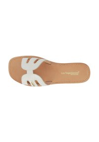 Ciabatta in pelle bianca con design traforato e soletta in suede color tan. Presenta un accentuato hardware dorato e cuciture a contrasto lungo il bordo.