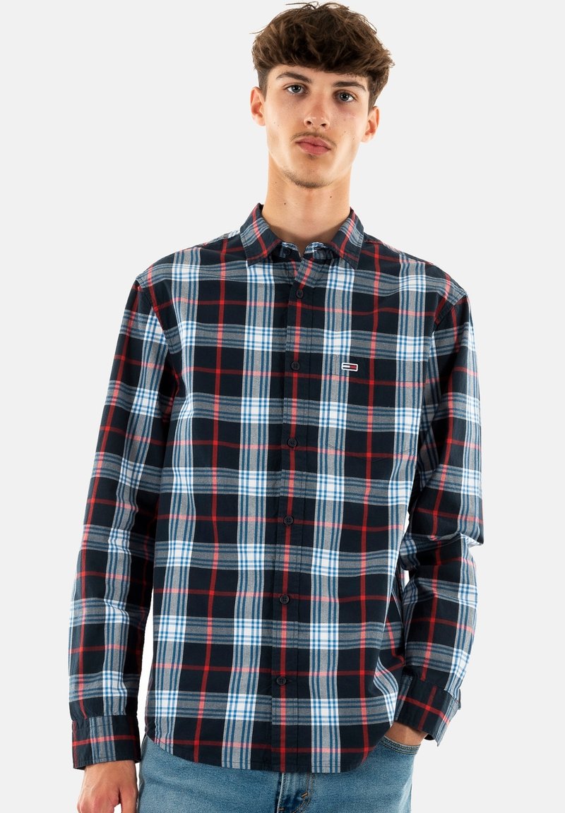 Camicia a maniche lunghe a quadri in nero, blu e rosso, con design a bottoni e un piccolo logo sul lato sinistro del petto. Tessuto dalla morbida texture.