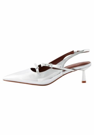 Beli patent usnjeni slingback petni čevlji s koničastim nosom, ozko peto, križnimi trakovi ter subtilno zaponko. Gladek, sijoč zaključek.