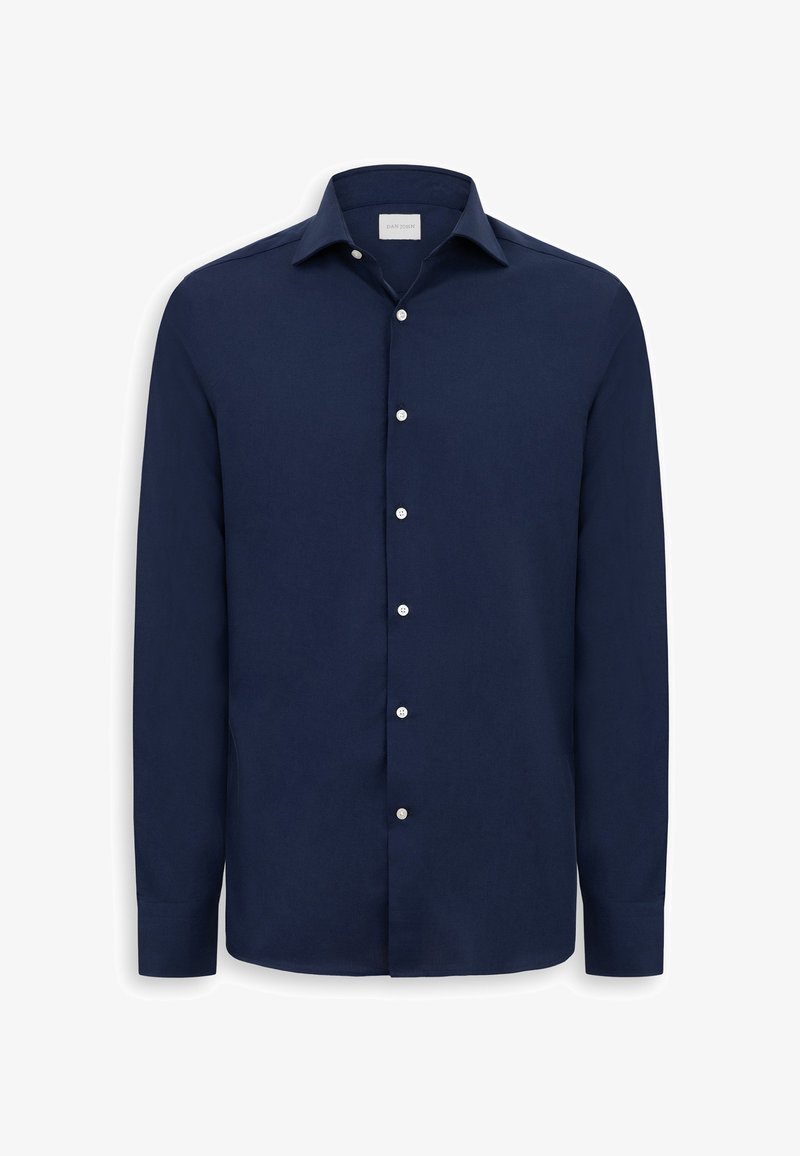 Camisa de hombre azul marino de manga larga con cuello clásico y botones blancos al frente.