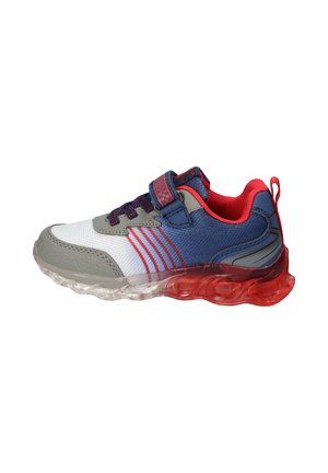 Dziecięce buty sportowe z białej, szarej, niebieskiej i czerwonej tkaniny, z czerwoną wyściełaną podeszwą, paskiem na rzep i pętelką na pięcie.