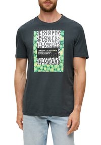 Donkergrijs T-shirt met korte mouwen, voorzien van een levendige grafiek van groene patronen en zwarte tekst in een rechthoekig kader aan de voorkant.