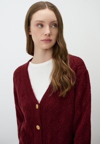 Jimmy Key PATTERNED  WITH V NECK  - Gilet - bordeaux