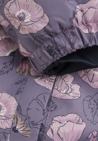Blomstermønstret stof i lavendel med pink blomster og grønne blade. Har en tekstureret overflade med en let glans og elastiske detaljer.
