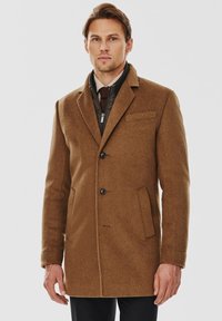 Brązowy płaszcz z mieszanki wełny, z klapami, dwiema przednimi kieszeniami i zapięciem na jeden guzik. Teksturowa powierzchnia i dopasowany krój.