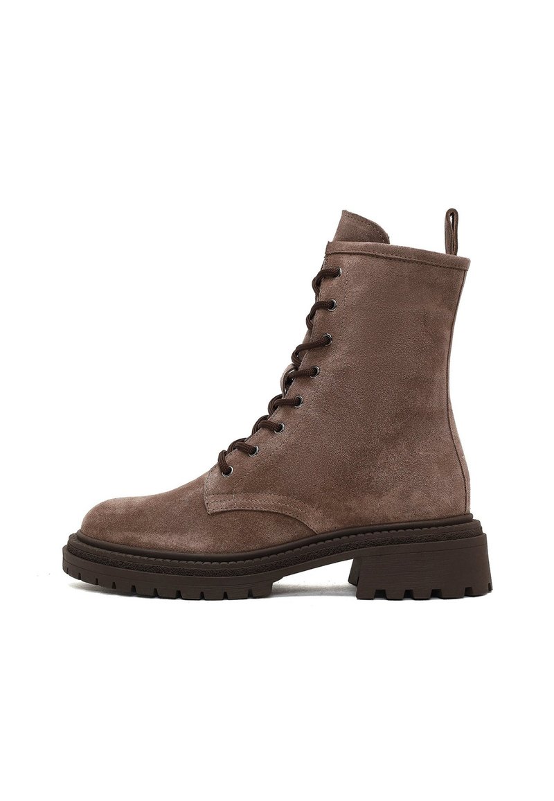 Bruine suède veterschoenen tot de enkel met een gestructureerde afwerking, ronde neus en een robuuste rubberen zool. Voorzien van een trekhaak voor gemakkelijk aantrekken.