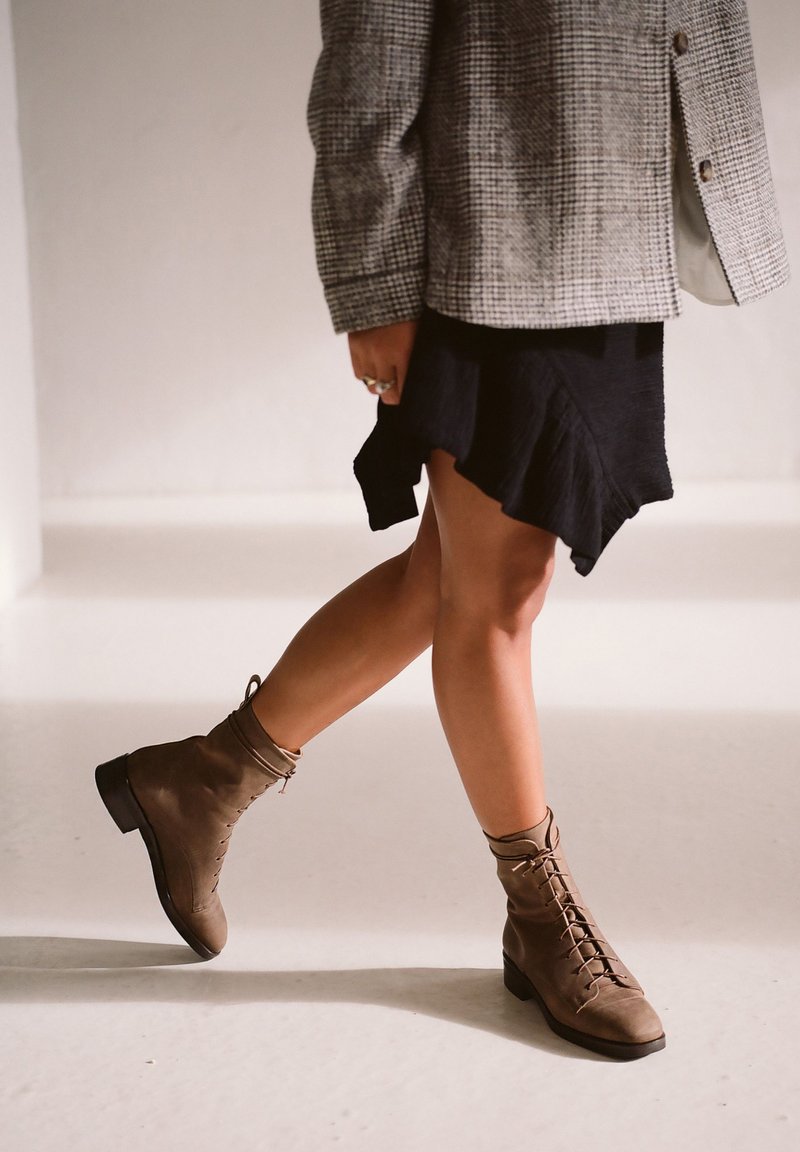 BALAGAN TZAVA BOOTS - Stivaletti stringati - waxed bronze
