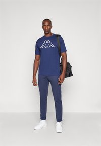 Jack & Jones Performance JPSTGORDON JJBASIC ICE CARGO PANTS - Hlače - navy blazer