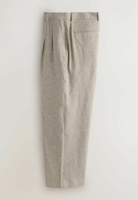 Pantaloni beige su misura con pieghe, passanti per cintura e una tasca a filetto sul retro, mostrati distesi su uno sfondo bianco.
