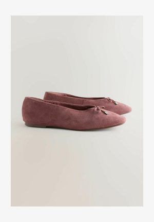 Poros rózsaszínű szarvasbőr balettcipők kerek orral, vékony masnival az elején, és egy kis ezüst díszítéssel a hegyén.