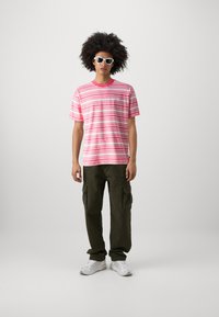 Nike SB TEE - Jednoduché tričko - guava ice