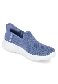 Zapatilla slip-on de malla azul con una suela de goma blanca, que presenta un diseño sin costuras y una parte superior texturizada para mayor transpirabilidad. Logo de "Skechers" presente.
