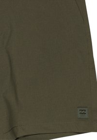 Kakigröna shorts gjorda av tyg med texturerad yta, med en logotypapplikation och sidofickor. Rent, enkelt mönster med synlig sömnad.