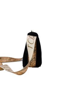 Borsa nera con forma a punta, con un cinturino beige stampato con mappe e testi. Il corpo ha una superficie liscia e una chiusura a zip.
