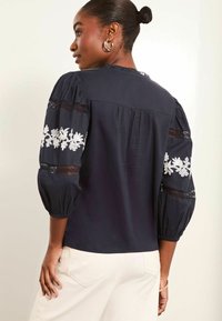 Lipsy 3/4 SLEEVE EMBROIDERED TIE NECK  - REGULAR FIT - Palaidinė - navy blue