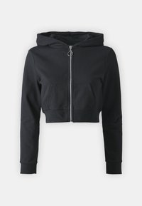 Geknipte zwarte hoodie van zacht materiaal; voorzien van een rits aan de voorkant, twee pockets en een capuchon met trekkoord; textuur aan de boorden en onderrand.