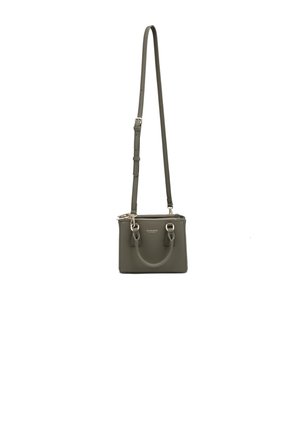 Piccola borsa rettangolare di colore verde oliva, realizzata in pelle testurizzata. Caratterizzata da una maniglia piatta, una tracolla regolabile e dettagli in metallo argento.