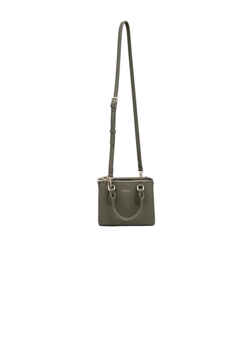 Piccola borsa rettangolare di colore verde oliva, realizzata in pelle testurizzata. Caratterizzata da una maniglia piatta, una tracolla regolabile e dettagli in metallo argento.