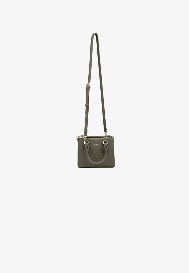 Piccola borsa rettangolare di colore verde oliva, realizzata in pelle testurizzata. Caratterizzata da una maniglia piatta, una tracolla regolabile e dettagli in metallo argento.