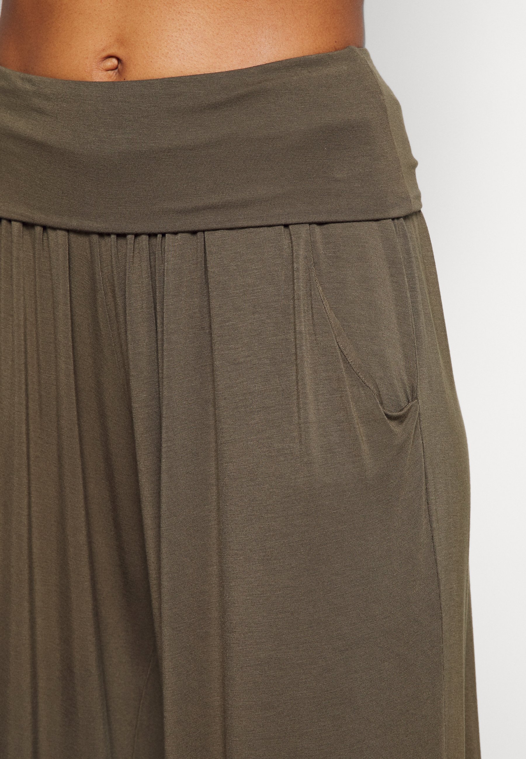 Deha HAREM PANTS - Pantaloni sportivi - olive green/cachi - Zalando.it