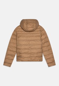 Giacca a vento marrone con cappuccio, caratterizzata da quilting orizzontale, materiale leggero e design cropped. Texture liscia e senza chiusure visibili.
