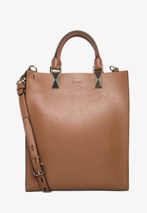 Brązowa skórzana torba na ramię z górnymi uchwytami i odpinanym paskiem na ramię. Posiada srebrne akcenty oraz gładkie, teksturowane wykończenie.