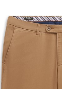 Braune Hose mit glatter Textur, Reißverschluss und Knopfverschluss, schrägen Fronttaschen und gestreiftem Taillenfutter.