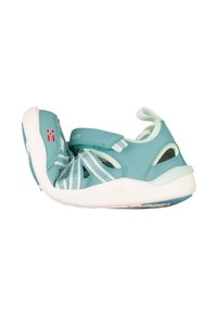 Shoe infantil azul claro com sola de borracha, tira ajustável e cordões elásticos. Apresenta recortes para respirabilidade e um detalhe da bandeira norueguesa.