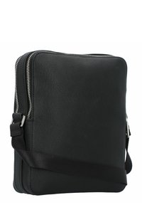 Bolso cruzado negro con cremallera, hecho de un tejido texturizado. Cuenta con una correa desmontable y herrajes en tono plateado. Superficie suave con un diseño minimalista.