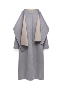 Gråullig kappa med en ljusgrå inredning, med en lös, draperad design och vida ärmar. Inga knäppningar eller stängningar synliga.