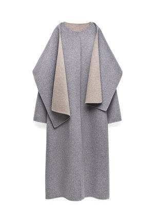 Cappotto di lana grigio con un rivestimento interno grigio chiaro, caratterizzato da un design ampio e drappeggiato e maniche larghe. Nessuna chiusura o cerratura visibile.