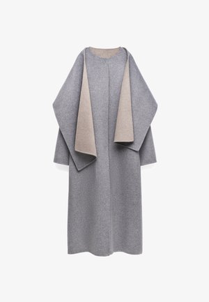 Cappotto di lana grigio con un rivestimento interno grigio chiaro, caratterizzato da un design ampio e drappeggiato e maniche larghe. Nessuna chiusura o cerratura visibile.