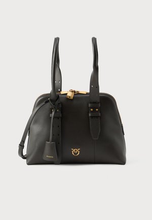 Bolsa de couro preto com alças superiores duplas, detalhes em dourado, um fecho de segurança e logotipo em relevo. Possui fecho em zíper e detalhes em tira perfurada.